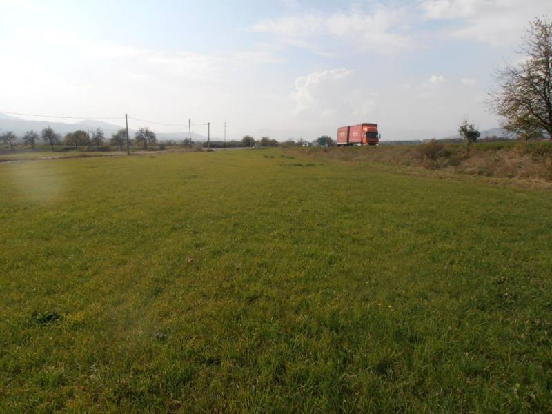 RATKOVO - pozemok 5260 m2,okr. Martin - Široká lúka pri ceste, vhodná na pozemky a bývanie, plná zelene a stromov.