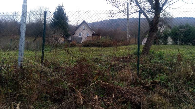 KONSKÉ - pozemok 1108 m2,okr. Martin  - Vidiecky dom obklopený zeleňou a stromami, ideálny na pozemky - bývanie.