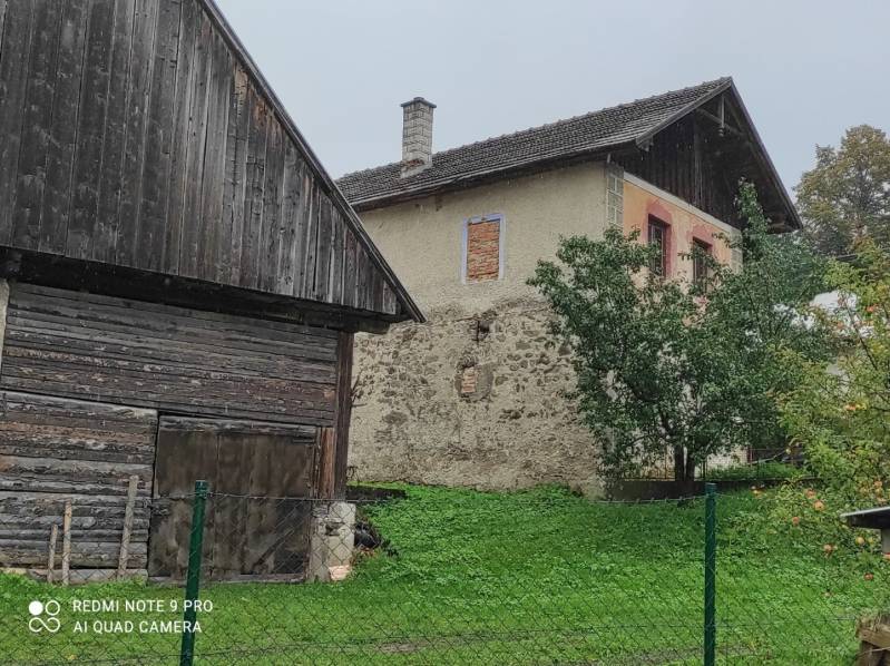 ČREMOŠNÉ-chalupa na pozemku 700m2   - Rodinný dom so starou drevenou stodolou, obklopený zeleňou a plotom.