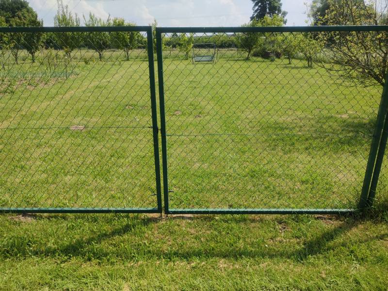 LIPOVEC - Rekreačný pozemok záhrada 890m2 vhodné aj na mobilný dom - Rekreačné pozemky v Lipovci s oplotením a zeleným trávnikom pod stromami.