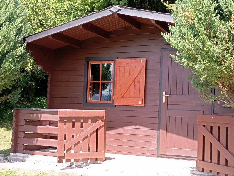 TURANY- krásna chata na pozemku 700m2 - Chata na ulici Černík obklopená zeleňou s dreveným plotom a oknom.