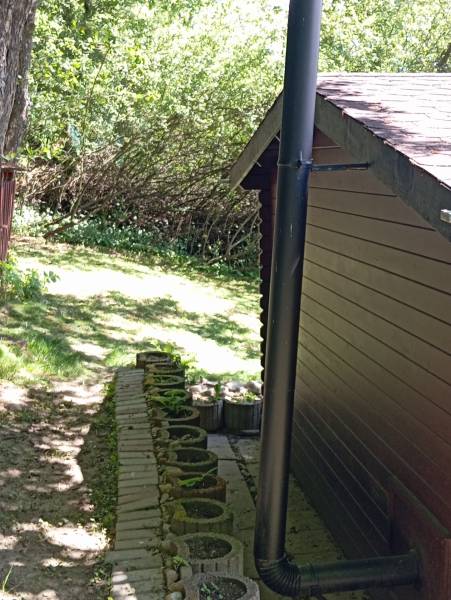 TURANY- krásna chata na pozemku 700m2 - Za chatou vedľa komína na ulici Černík sú tehlové kvetináče obklopené prírodou.