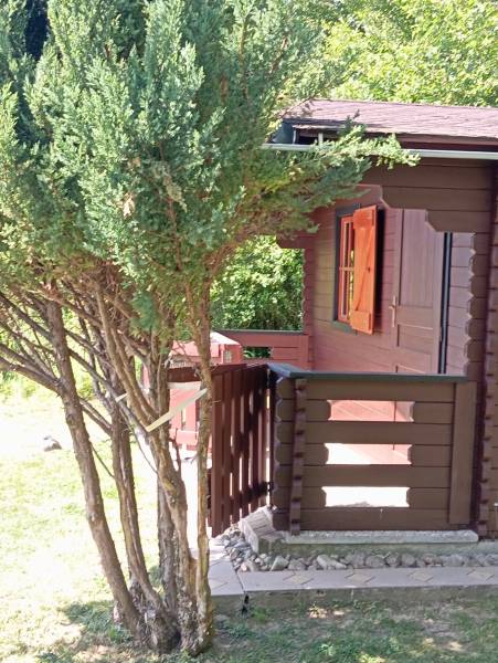 TURANY- krásna chata na pozemku 700m2 - Drevená chata pri ceste na ulici Černík, obklopená prírodou a zeleňou.