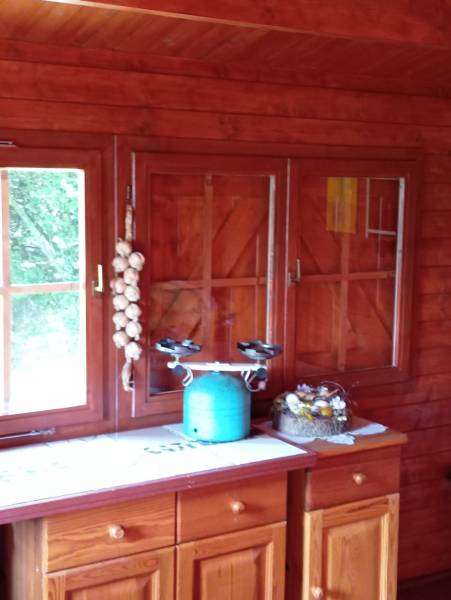 TURANY- krásna chata na pozemku 700m2 - Drevený interiér, skriňa s váhou, cesnak a dekorácia na ulici Černík, chata.