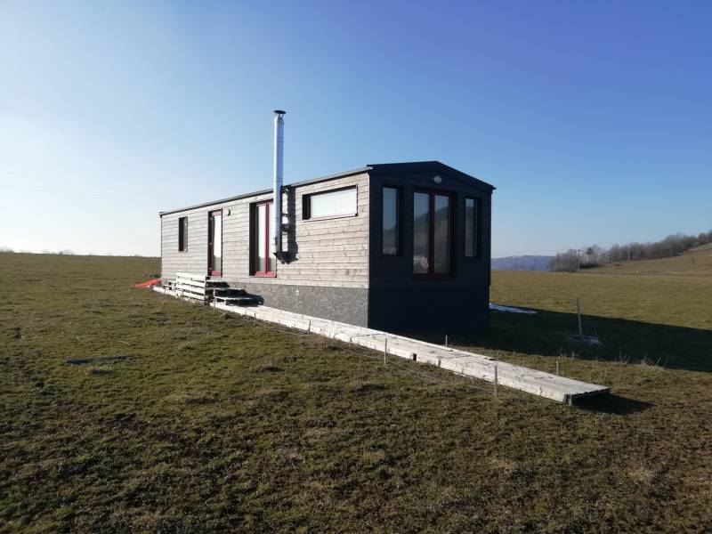 BRHLOVCE -pozemok 861m2 na výstavbu rodinného domu ,Kamenný Chotár - Výstavba domov na Kamennom potoku v Brhlovciach zobrazuje drevenú konštrukciu na lúke.