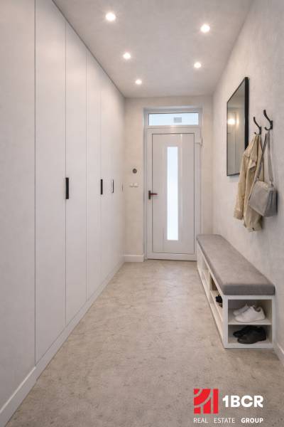 EXKLUZÍVNA SKOLAUDOVANÁ NOVOSTAVBA 4-IZB. RD Z KVALITNÝCH MATERIÁLOV - Chodba v rodinnom dome s vešiakom, lavicou a vstavanou skriňou.