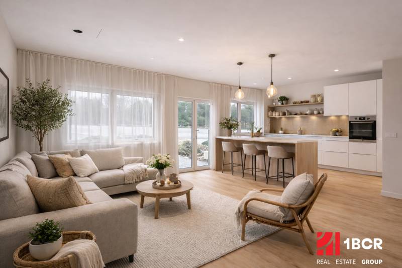 EXKLUZÍVNA SKOLAUDOVANÁ NOVOSTAVBA 4-IZB. RD Z KVALITNÝCH MATERIÁLOV - Obývačka a kuchyňa v rodinnom dome s podlahou s dreveným dekorom, pohodlným nábytkom.