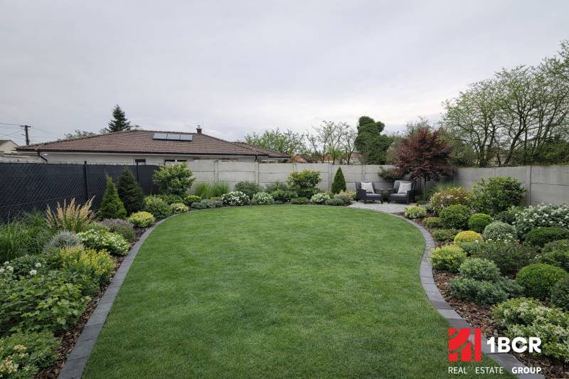 EXKLUZÍVNA SKOLAUDOVANÁ NOVOSTAVBA 4-IZB. RD Z KVALITNÝCH MATERIÁLOV - Udržiavaná záhrada s terasou Rodinného domu vo Veľkom Grobe, bohatá na zeleň a výsadbu.