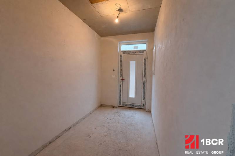 EXKLUZÍVNA SKOLAUDOVANÁ NOVOSTAVBA 4-IZB. RD Z KVALITNÝCH MATERIÁLOV - Chodba v rodinnom dome s jednoduchým osvetlením a plastovými dverami.