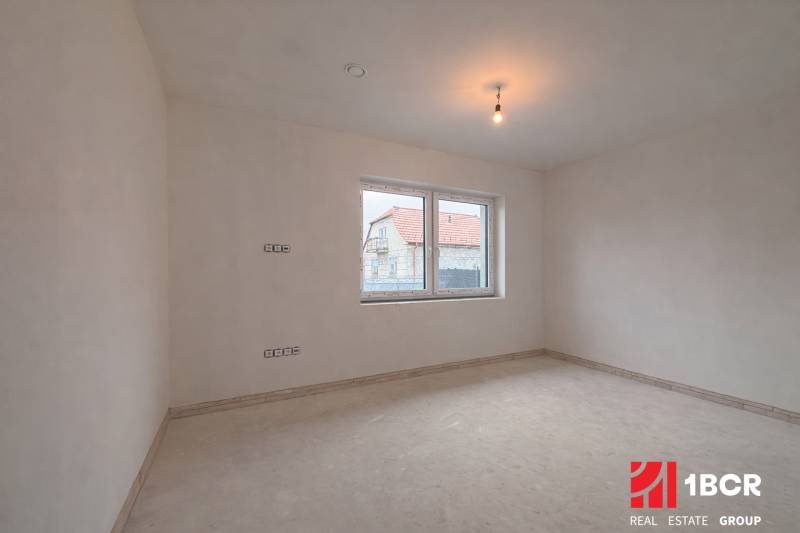 EXKLUZÍVNA SKOLAUDOVANÁ NOVOSTAVBA 4-IZB. RD Z KVALITNÝCH MATERIÁLOV - Priestranná izba v rodinnom dome s oknom s výhľadom na iný dom.