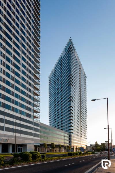 PREDAJ Garážové státie v projekte Panorama City - Moderné výškové budovy v Bratislave - Starom Meste na Landererovej ulici, pri garážach.