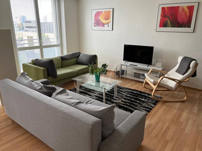 Slnečný 2i byt s balkónmi pri NC Nivy - Svetlá obývacia izba s gaučami, kreslom a televízorom v 2-izbovom byte.