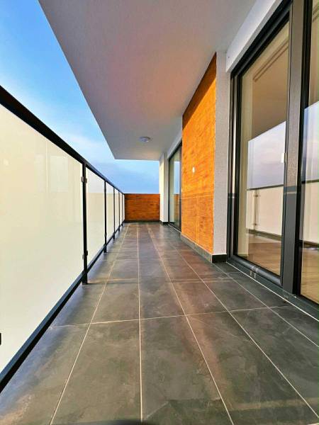 NADŠTANDARDNÝ 3-IZBOVÝ BYT NA PRENÁJOM | Byty Solivarská, Prešov - Bezpečné balkónové zábradlie a tmavá dlažba na balkóne 3-izbového bytu.