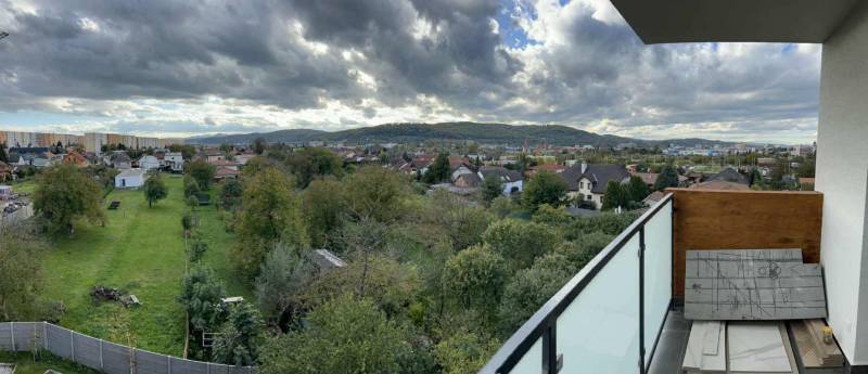 NADŠTANDARDNÝ 3-IZBOVÝ BYT NA PRENÁJOM | Byty Solivarská, Prešov - Výhľad z balkóna na zeleň a domy v Prešove na Solivarskej 14.