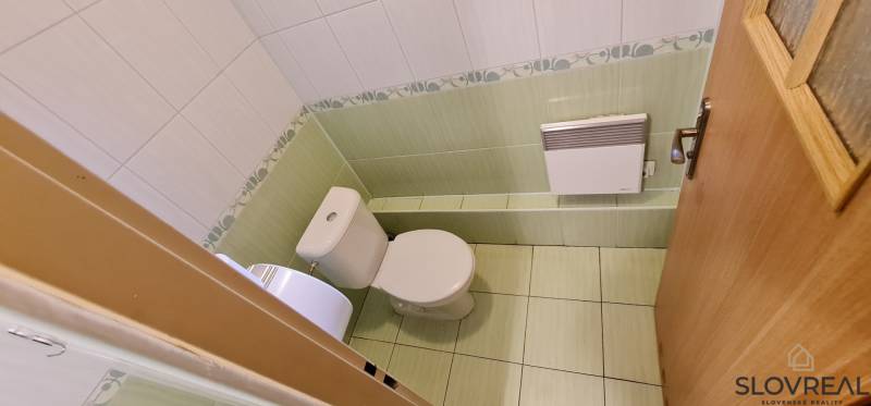 Predaj Domu v obci Lovča - Záchod v rodinnom dome s obkladmi a dlažbou v jemných farbách.