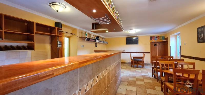 Predaj Domu v obci Lovča - Interiér s barovým pultom a dreveným nábytkom v rodinnom dome.