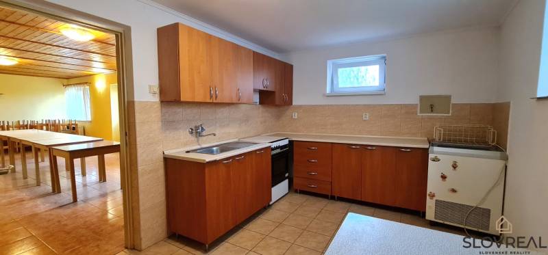 Predaj Domu (obchodného priestoru) v obci Lovča - Kuchyňa s drevenou linkou a jedálenským stolom v Rodinnom dome.