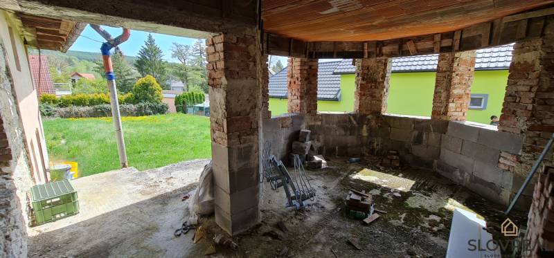 Na predaj dom Lutila, 713 m2 - Stavba na ulici Nová ukazuje rozostavaný rodinný dom s tehlovými stenami.