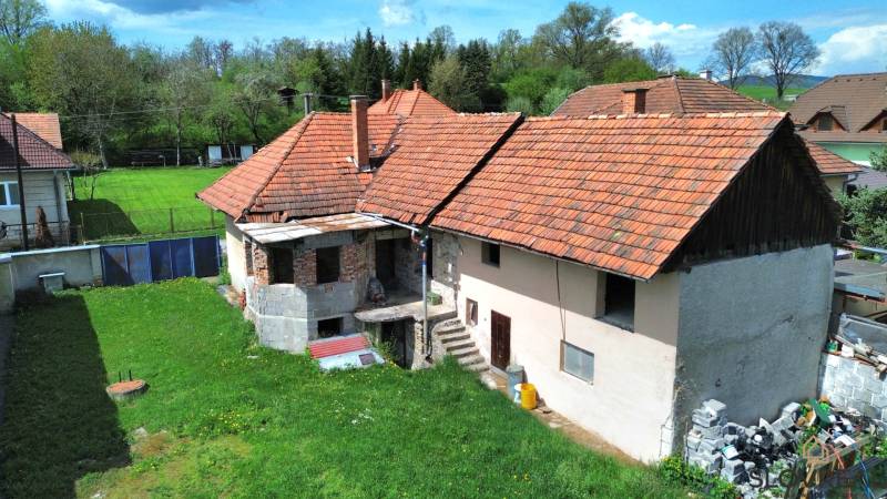 Na predaj dom Lutila, 713 m2 - Rodinný dom s červenou strechou a záhradou na ulici Nová, vidiecke prostredie.