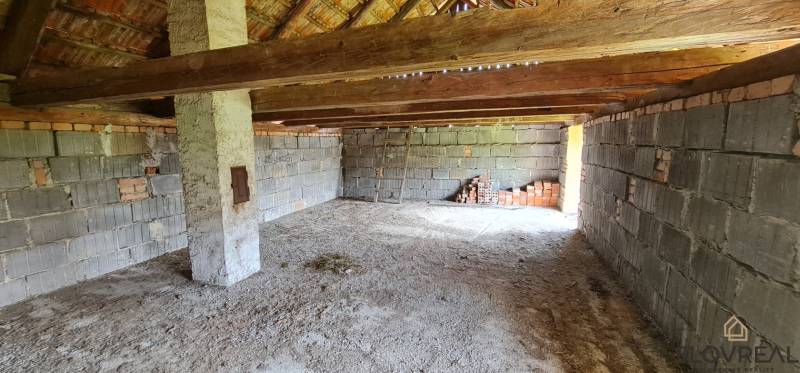 Na predaj dom Lutila, 713 m2 - Neomietnutá miestnosť s dreveným krovom a tehlovým vybavením, na rekonštrukciu rodinného domu.