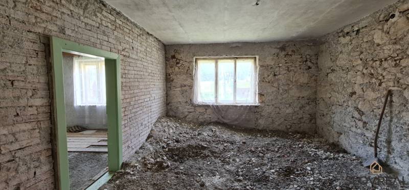 Na predaj dom Lutila, 713 m2 - Interiér rodinného domu na ulici Nová vyžaduje rekonštrukciu a úpravy.