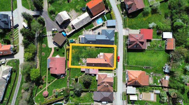 Na predaj dom Lutila, 713 m2 - Letecký pohľad na ulicu Nová so zvýrazneným rodinným domom a záhrada v krajine.