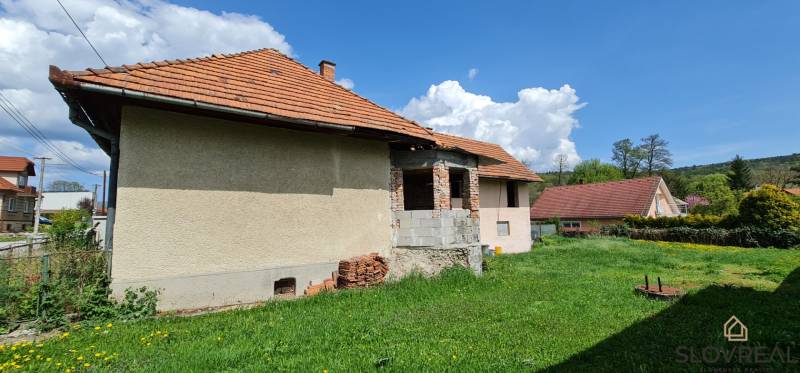 Na predaj dom Lutila, 713 m2 - Rodinný dom so šikmou strechou a neomietnutou prístavbou na ulici Nová.