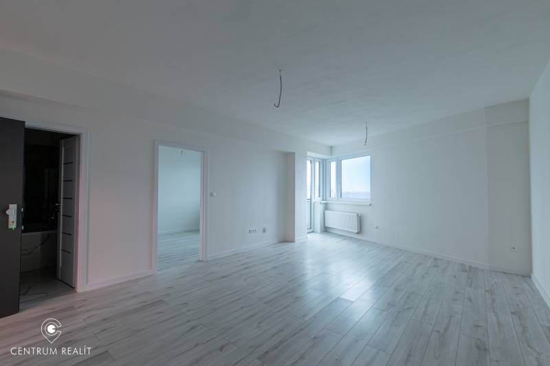 2-izbový byt v novostavbe Diamant Vajnory - Svetlý interiér s podlahou s dreveným dekorom v 2-izbovom byte.