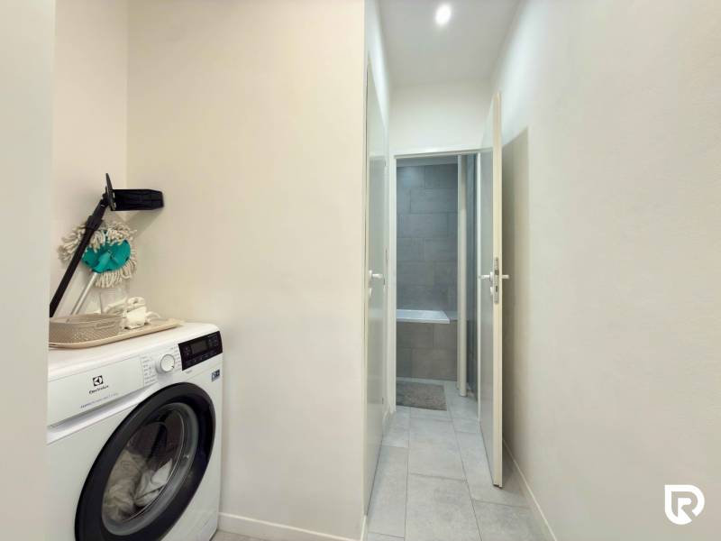 2-izbový byt 45m2 | Sklenárová - Ružinov - Práčka v chodbe 2-izbového bytu s prístupom k kúpeľni.