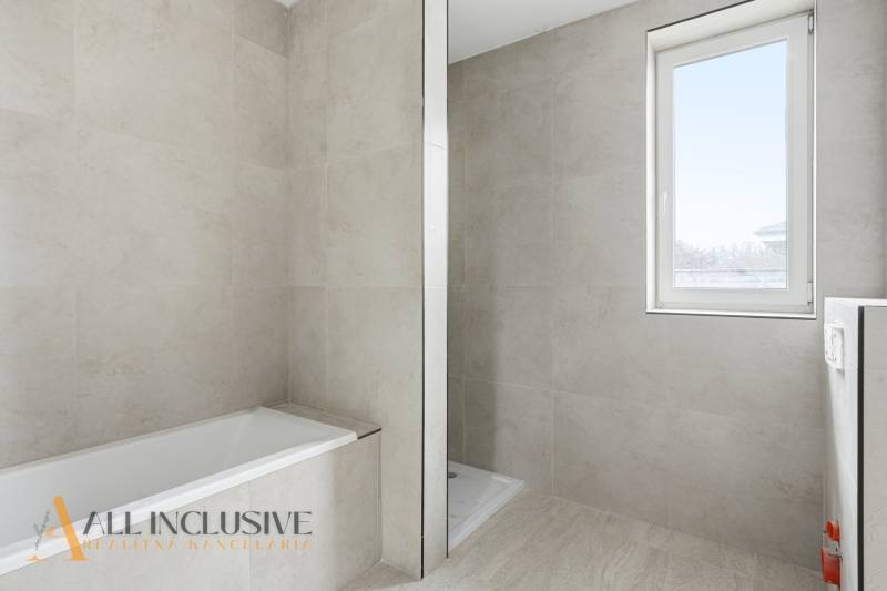 Na predaj 4-izbové novostavby, Veľká Paka - Kúpeľňa v rodinnom dome s vaňou, sprchovým kútom a oknom bez záclon.