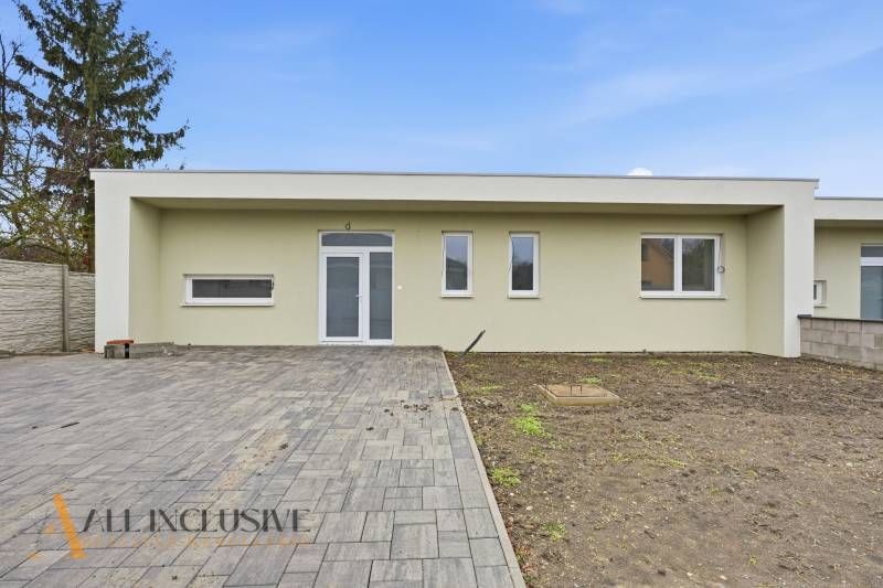 Na predaj 4-izbové novostavby, Veľká Paka - Rodinný dom v Čukárskej Pake, Veľká Paka, s vydláždeným priestorom a nenáročnou záhradou.