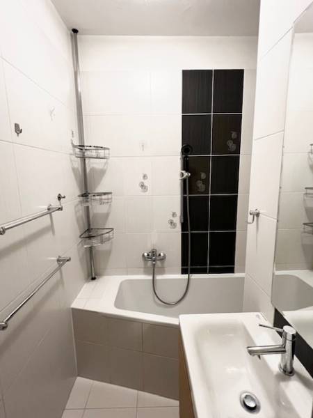 Ponuka na prenájom 2,5 izbový byt Zl. Potok - Kúpeľňa v 2-izbovom byte so sprchovým kútom a bielymi obkladmi.