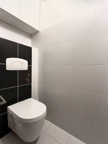 Ponuka na prenájom 2,5 izbový byt Zl. Potok - Toaleta v 2-izbovom byte, s bielymi a čiernymi dlaždicami na stenách.