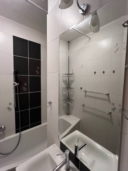 Ponuka na prenájom 2,5 izbový byt Zl. Potok - Kúpeľňa v 2-izbovom byte s vaňou, umývadlom a svetlými obkladačkami.