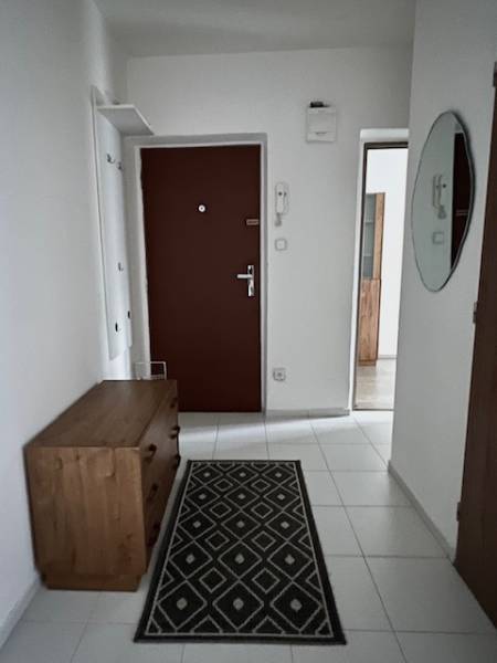 Ponuka na prenájom 2,5 izbový byt Zl. Potok - Chodba v 2-izbovom byte s bielou dlažbou a dreveným vybavením.