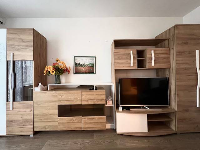 Ponuka na prenájom 2,5 izbový byt Zl. Potok - Obývačka v 2-izbovom byte s podlahou s dreveným dekorom a nábytkom.