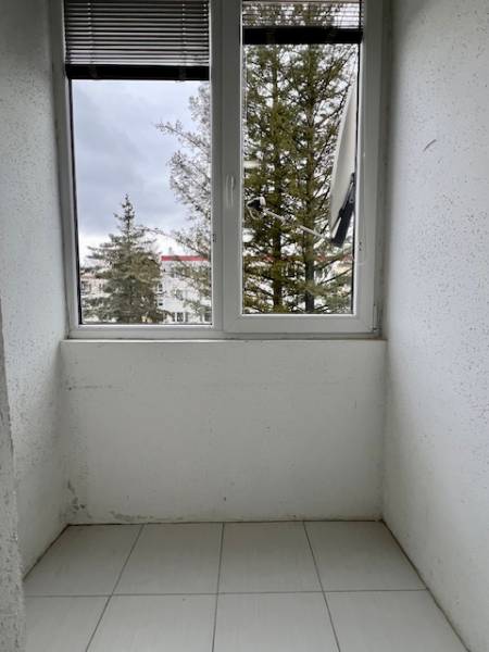 Ponuka na prenájom 2,5 izbový byt Zl. Potok - Balkón s výhľadom v 2-izbovom byte v meste Zvolen, s keramickou dlažbou.