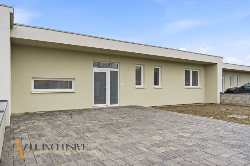 Na predaj 4-izbové novostavby, Veľká Paka - Rodinný dom na Čukárskej Pake vo Veľkej Pake s spevnenou betónovou plochou.