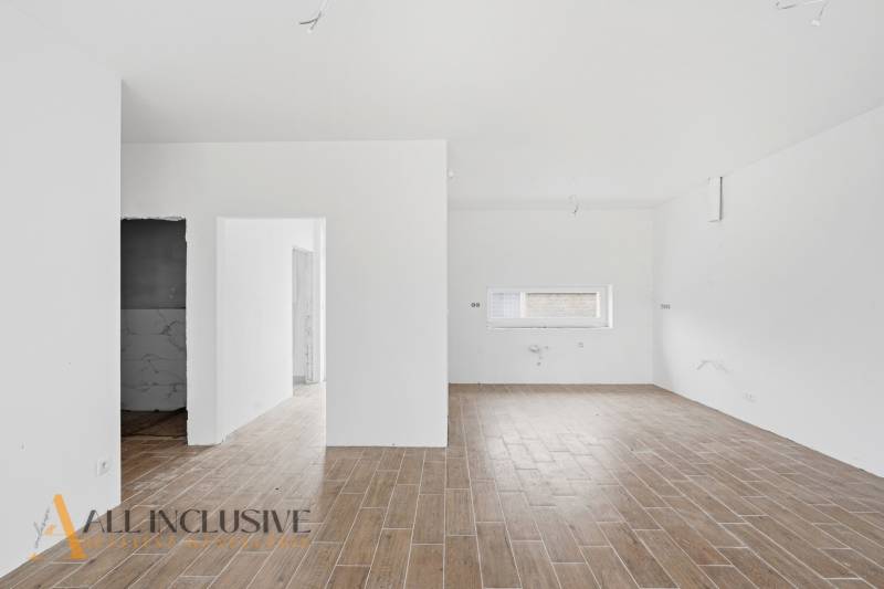 Na predaj 4-izbové novostavby, Veľká Paka - Interiér rodinného domu s podlahou s dreveným dekorom a bielymi stenami.