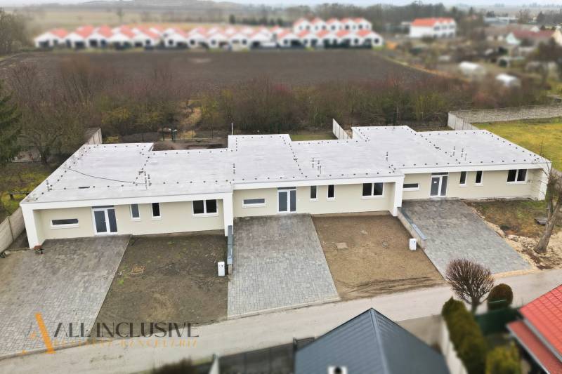 Na predaj 4-izbové novostavby, Veľká Paka - Rodinný dom na Čukárskej Pake vo Veľkej Pake s dvormi a parkovacími miestami.