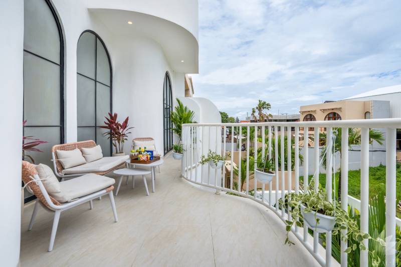 LUXUSNÁ 3-SPÁLŇOVÁ VILA S BAZÉNOM – CANGGU, BALI - Priestranný balkón vo vile s pohodlným posedením, rastlinami a výhľadom na Berawa v Canggu.