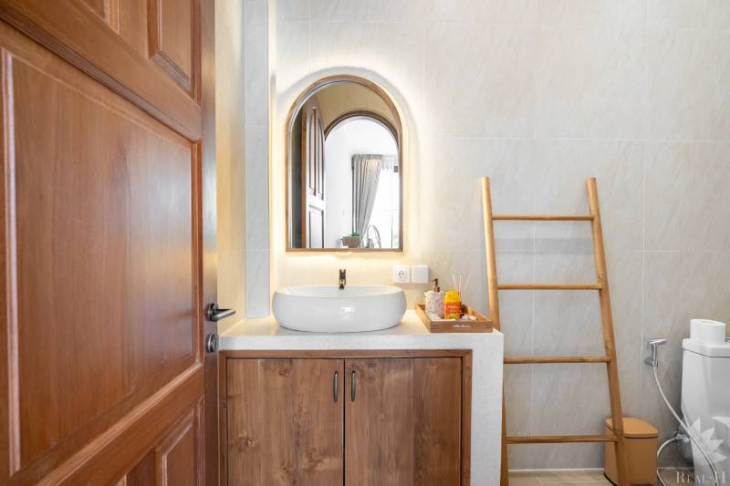 LUXUSNÁ 3-SPÁLŇOVÁ VILA S BAZÉNOM – CANGGU, BALI - Kúpeľňa vo vile so zrkadlom, umývadlom a rebríkom ako dekoráciou.