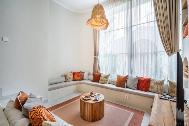 LUXUSNÁ 3-SPÁLŇOVÁ VILA S BAZÉNOM – CANGGU, BALI - Pohodlné sedenie s vankúšmi a dreveným stolíkom v útulnom rohu vily.