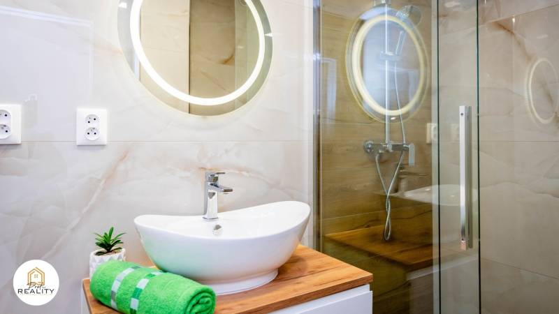 PRENÁJOM | 3i byt v centre Prešova | ZARIADENÝ - Kúpeľňa v 3-izbovom byte s umývadlom, zrkadlom a sprchovacím kútom.