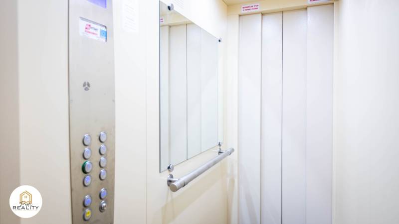 PRENÁJOM | 3i byt v centre Prešova | ZARIADENÝ - Interiér výťahu s ovládacím panelom, zrkadlom a držadlom v 3-izbovom byte.