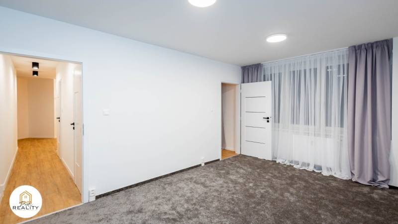 PRENÁJOM | 3i byt v centre Prešova | ZARIADENÝ - Izba v 3-izbovom byte s kobercom a chodbou s podlahou s dreveným dekorom.