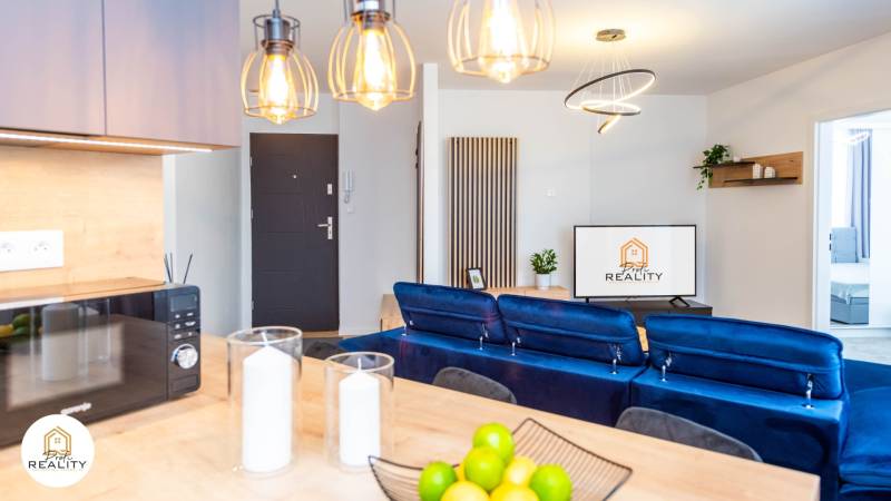 PRENÁJOM | 3i byt v centre Prešova | ZARIADENÝ - Kuchyňa s modrou sedačkou, svietidlami a mikrovlnkou v 3-izbovom byte.