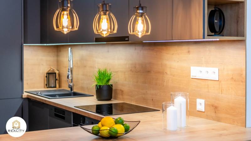 PRENÁJOM | 3i byt v centre Prešova | ZARIADENÝ - Kuchyňa v 3-izbovom byte s podlahou s dreveným dekorom a dekoráciou na pulte.