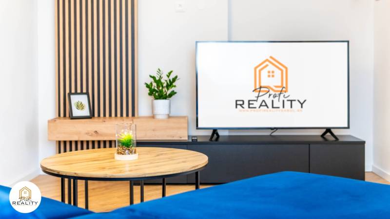 PRENÁJOM | 3i byt v centre Prešova | ZARIADENÝ - Obývacia izba s TV stolíkom, konferenčným stolíkom a podlahou s dreveným dekorom v 3-izbovom byte.