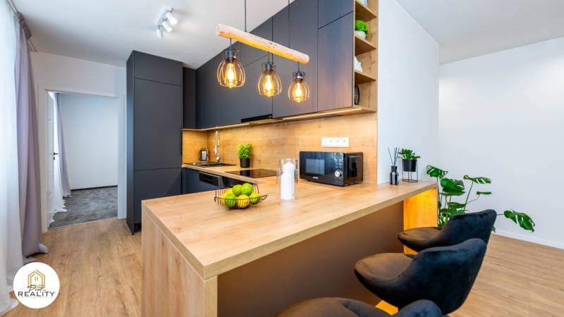 PRENÁJOM | 3i byt v centre Prešova | ZARIADENÝ - Kuchyňa v 3-izbovom byte s podlahou s dreveným dekorom a trendovým osvetlením.